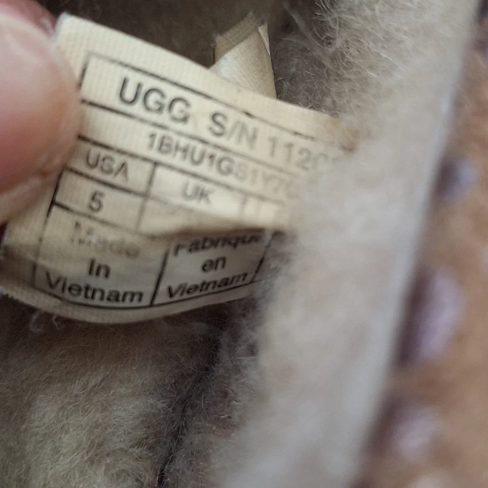UGG Dakota Spots Slipper Kids size 5